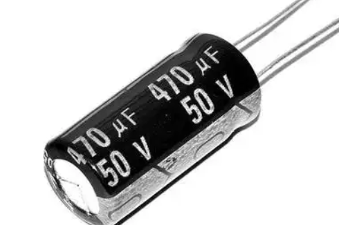 與固態電容相比，鉭電容的成本如何?